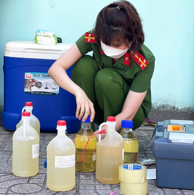 Cơ quan công an lấy mẫu nước thải do Công ty TNHH KBec Vina xả ra môi trường hồi tháng 2.