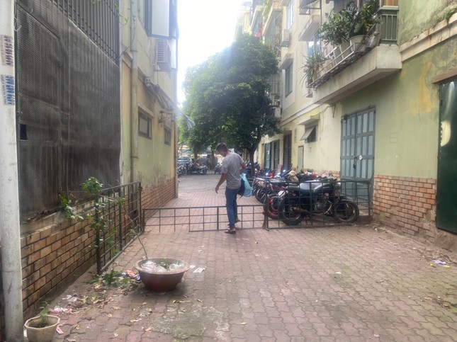 Một bãi giữ xe tự phát mọc lên ở chung cư K26, chiếm cả lối đi của cư dân. Một bãi giữ xe tự phát mọc lên ở chung cư K26, chiếm cả lối đi của cư dân.