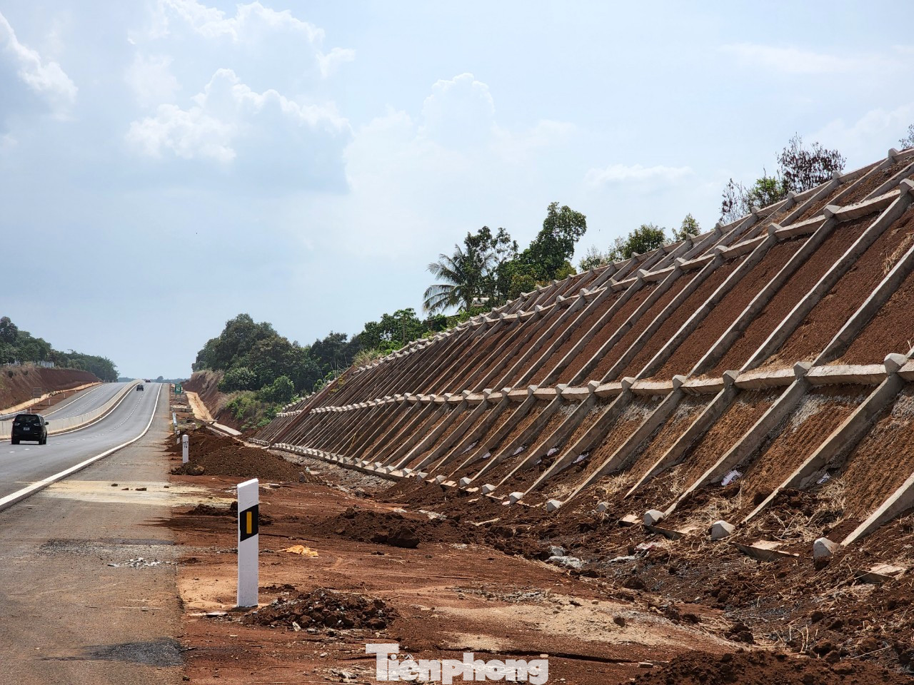 Một đoạn thi công mái núi chống sạt lở trên cao tốc Phan Thiết-Dầu Giây đang ngổn ngang. Một đoạn thi công mái núi chống sạt lở trên cao tốc Phan Thiết-Dầu Giây đang ngổn ngang.