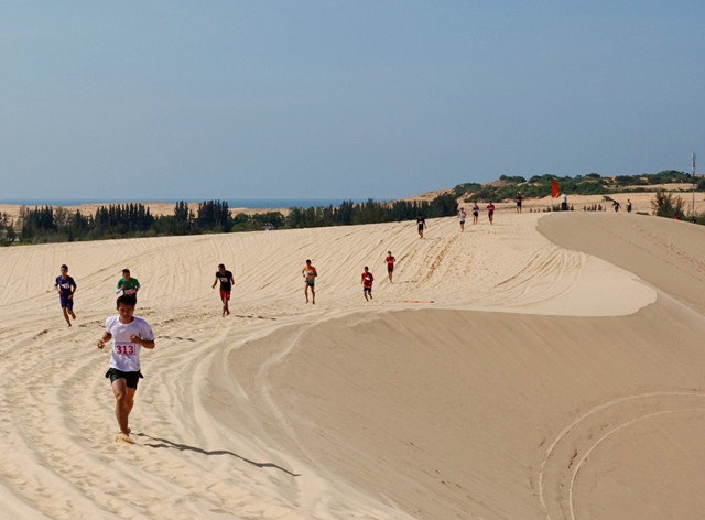 Các vận động viên tham gia hội thi 3 môn phối hợp tại Bàu Trắng để hưởng ứng Năm Du lịch quốc gia 2023 (ảnh: Nguyên Vũ).