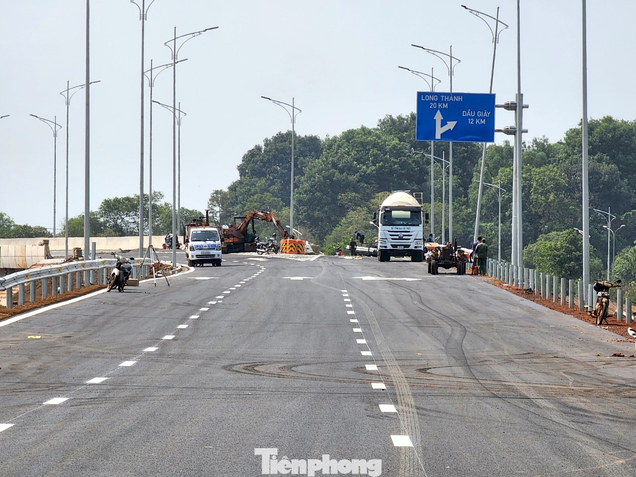 Lối ra cao tốc Phan Thiết - Dầu Giây với cao tốc TPHCM - Long Thành - Dầu Giây vẫn rất ngổn ngang trước giờ khánh thành. Lối ra cao tốc Phan Thiết - Dầu Giây với cao tốc TPHCM - Long Thành - Dầu Giây vẫn rất ngổn ngang trước giờ khánh thành.