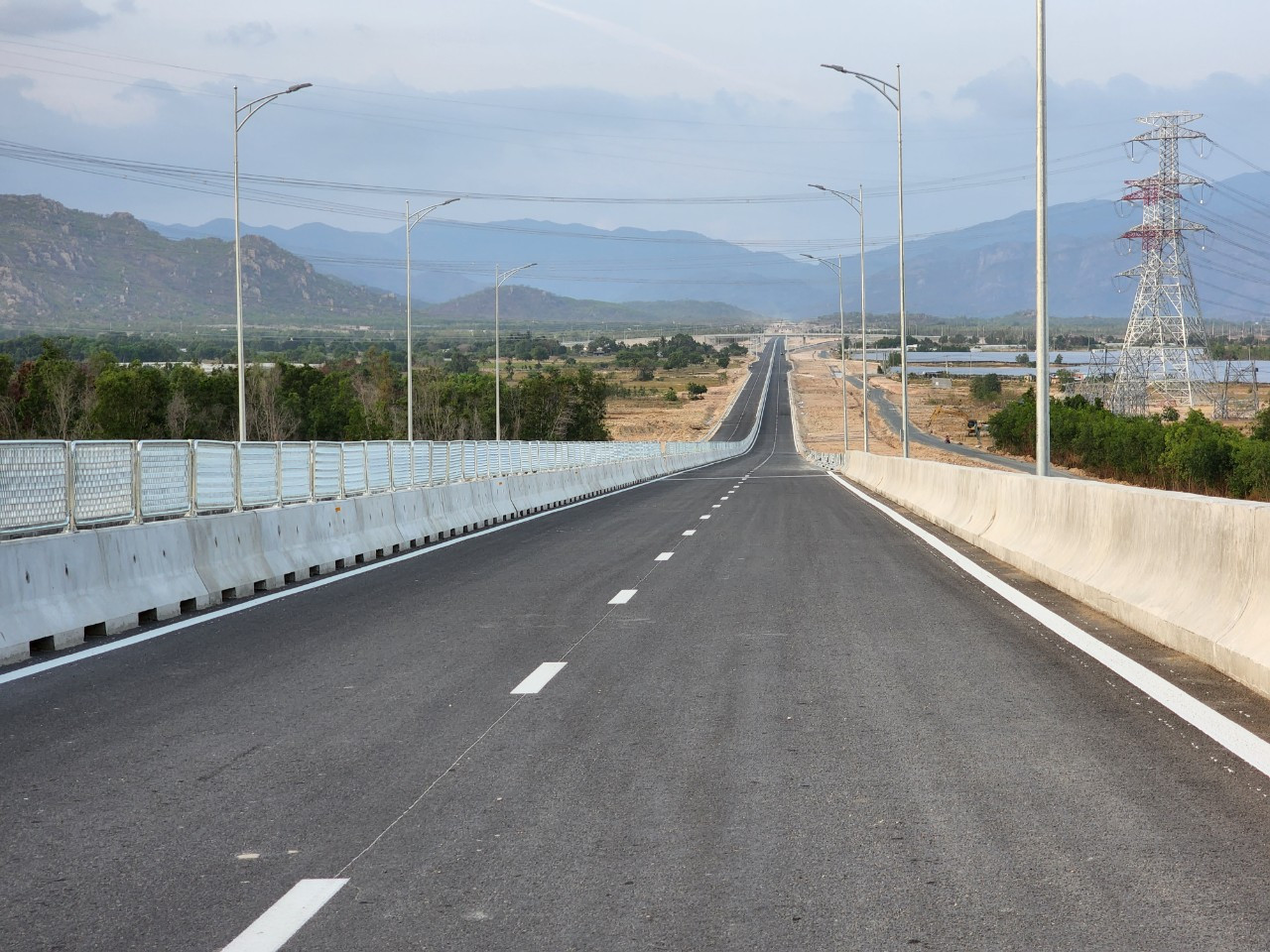 Đoạn cuối của cao tốc Vĩnh Hảo - Phan Thiết, qua huyện Tuy Phong, tỉnh Bình Thuận. Đoạn cuối của cao tốc Vĩnh Hảo - Phan Thiết, qua huyện Tuy Phong, tỉnh Bình Thuận.