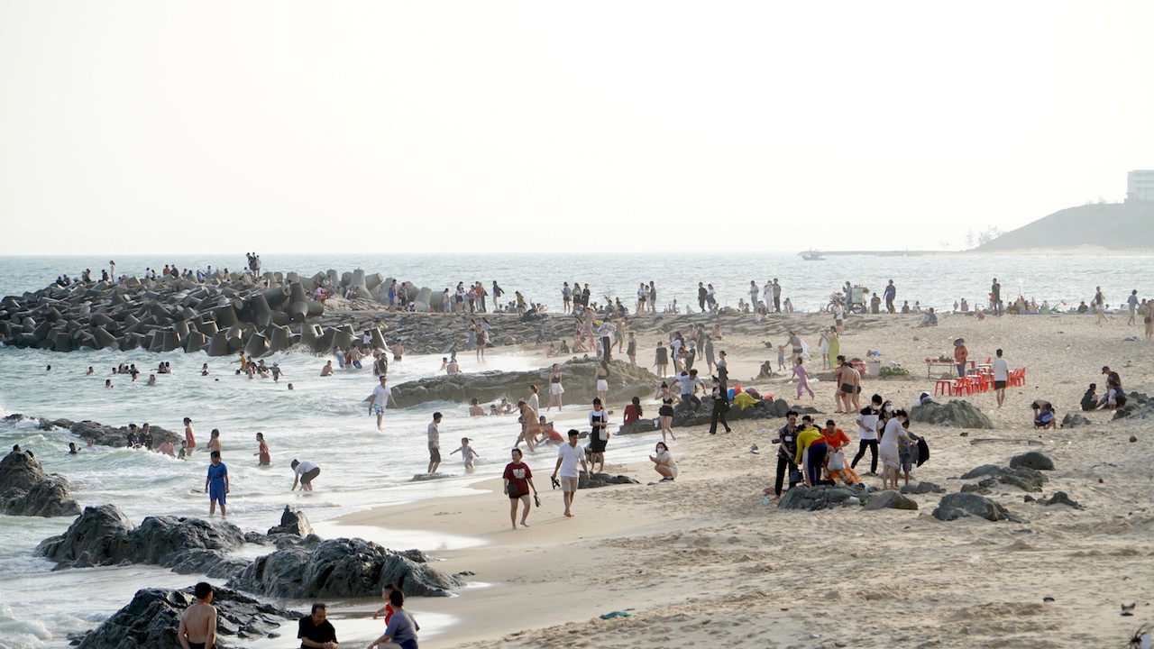 Du khách tham quan, tắm biển tại Bình Thuận.