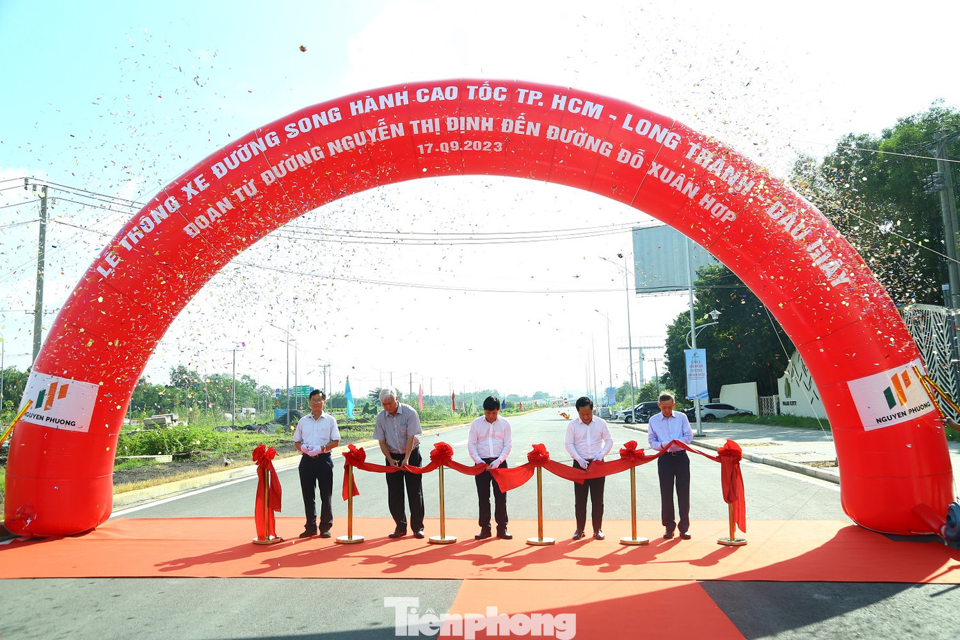 Lãnh đạo TP.Thủ Đức, Sở Giao thông vận tải TPHCM, Sở Tài chính TPHCM và Công ty Nguyên Phương cắt băng khánh thành đường song hành cao tốc TPHCM - Long Thành - Dầu Giây.