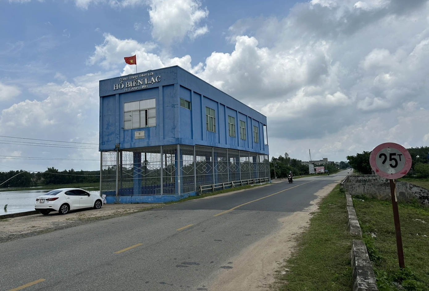 Công trình đã được đầu tư tại khu vực hồ Biển Lạc là cầu giao thông kết hợp cống điều tiết lũ trên tuyến đường ĐT.720 với nhiệm vụ chính là đảm bảo giao thông và điều tiết lũ. Công trình đã được đầu tư tại khu vực hồ Biển Lạc là cầu giao thông kết hợp cống điều tiết lũ trên tuyến đường ĐT.720 với nhiệm vụ chính là đảm bảo giao thông và điều tiết lũ.