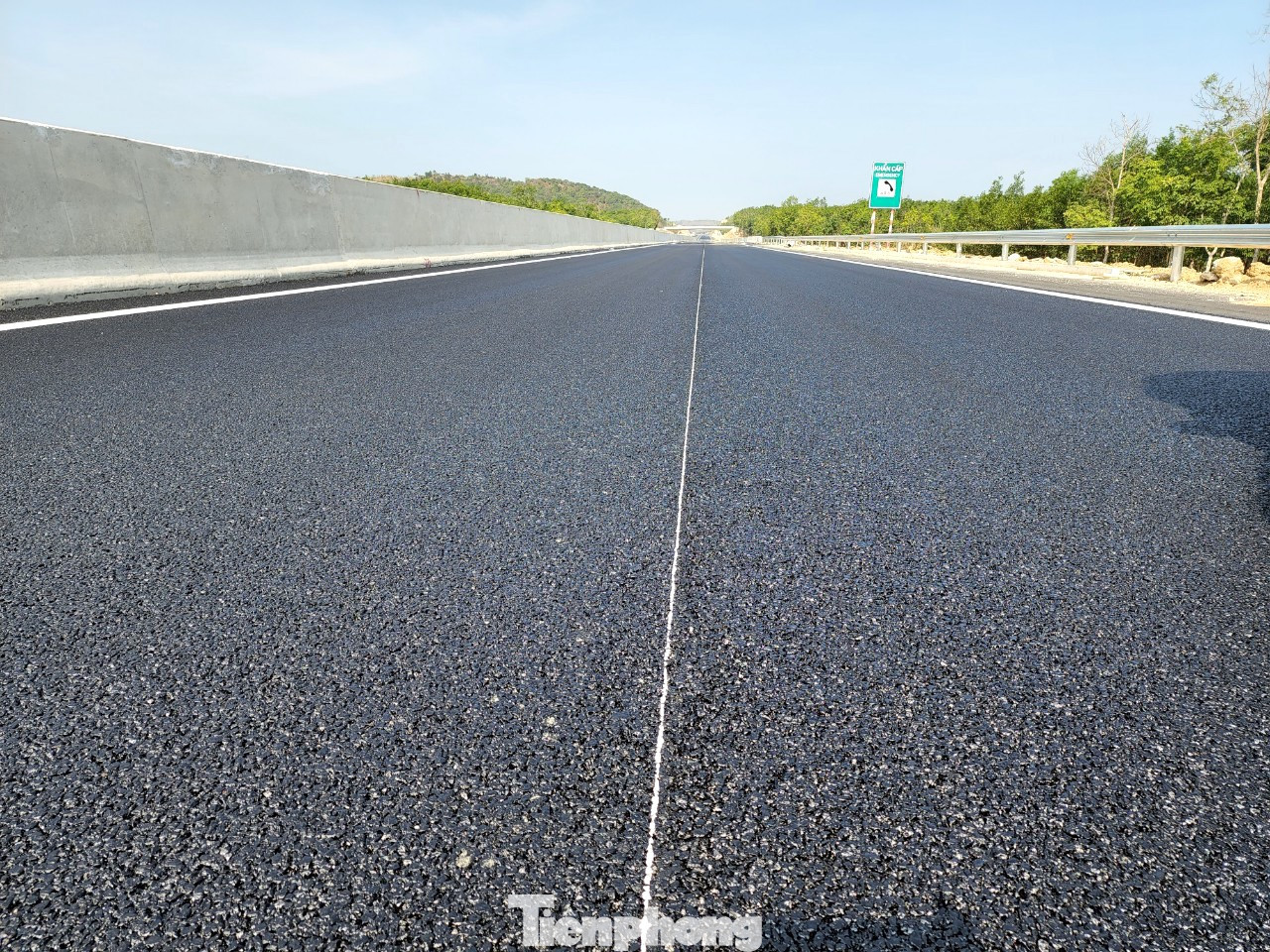 Một đoạn cao tốc chưa có vạch sơn. Một đoạn cao tốc chưa có vạch sơn.
