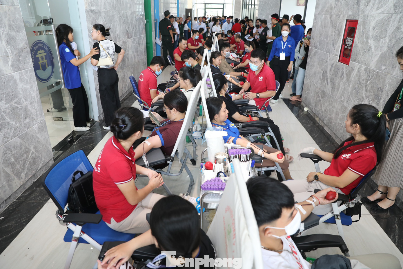 Đông đảo sinh viên, cán bộ, giảng viên, nhân viên trường Đại học Văn Hiến tham gia hiến máu. Đông đảo sinh viên, cán bộ, giảng viên, nhân viên trường Đại học Văn Hiến tham gia hiến máu.