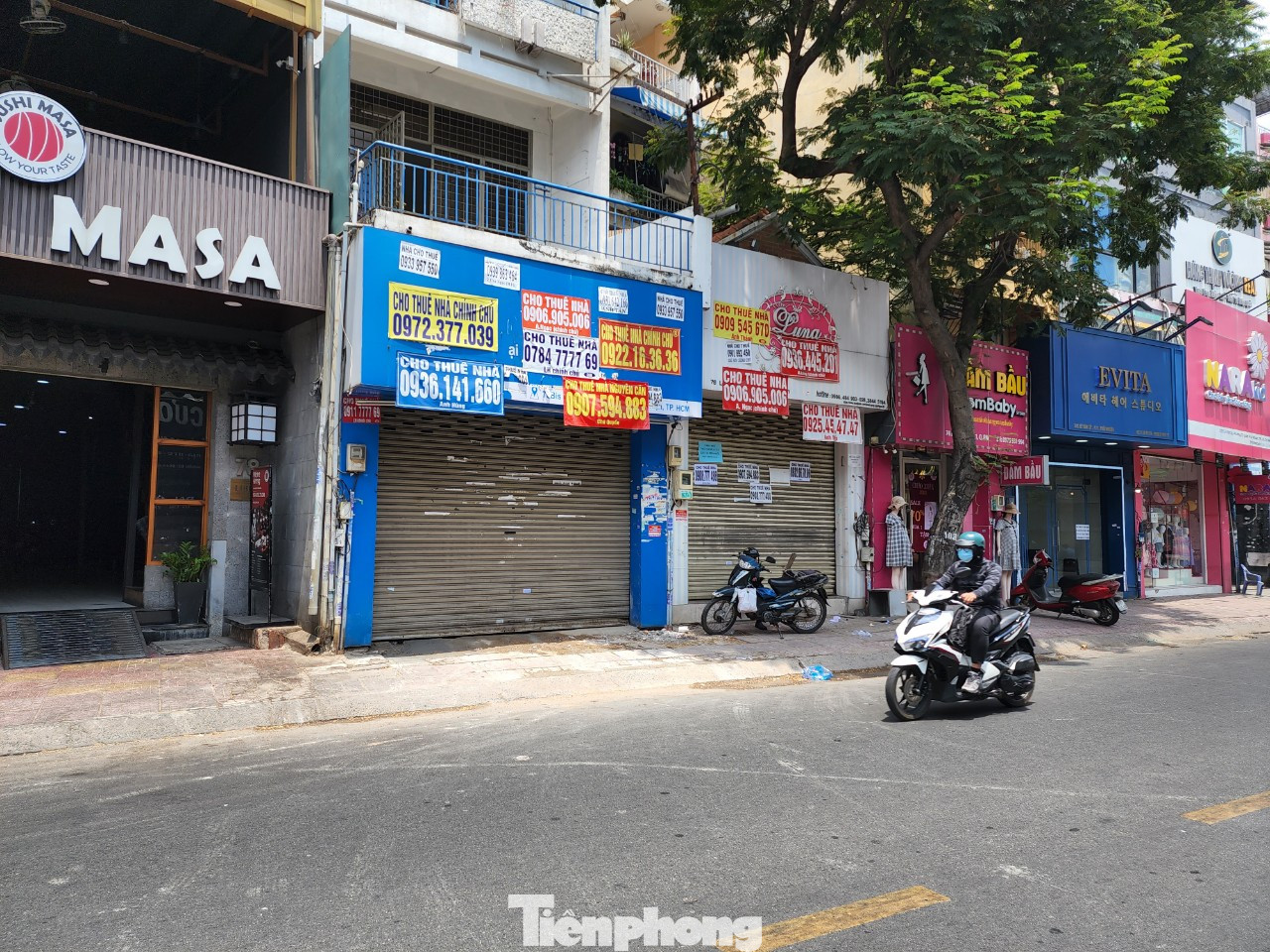 Con đường Lê Văn Sỹ, kéo dài từ quận Tân Bình tới quận 3 vốn đắt đỏ với hàng loạt cửa hàng thời trang, thức ăn nhanh, trà sữa...