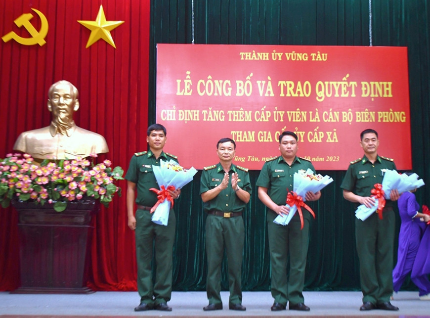 Đại tá Đào Xuân Ánh, Bí thư Đảng ủy, Chính ủy Bộ đội Biên phòng tỉnh Bà Rịa - Vũng Tàu tặng hoa chúc mừng các cán bộ đồn biên phòng tham gia Ban Chấp hành Đảng bộ các phường, xã trên địa bàn TP Vũng Tàu. Đại tá Đào Xuân Ánh, Bí thư Đảng ủy, Chính ủy Bộ đội Biên phòng tỉnh Bà Rịa - Vũng Tàu tặng hoa chúc mừng các cán bộ đồn biên phòng tham gia Ban Chấp hành Đảng bộ các phường, xã trên địa bàn TP Vũng Tàu.