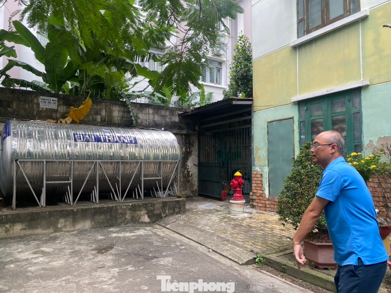 Đường đi bị cửa sắt bị lại để trở thành nơi trông giữ xe gần trường mẫu giáo.