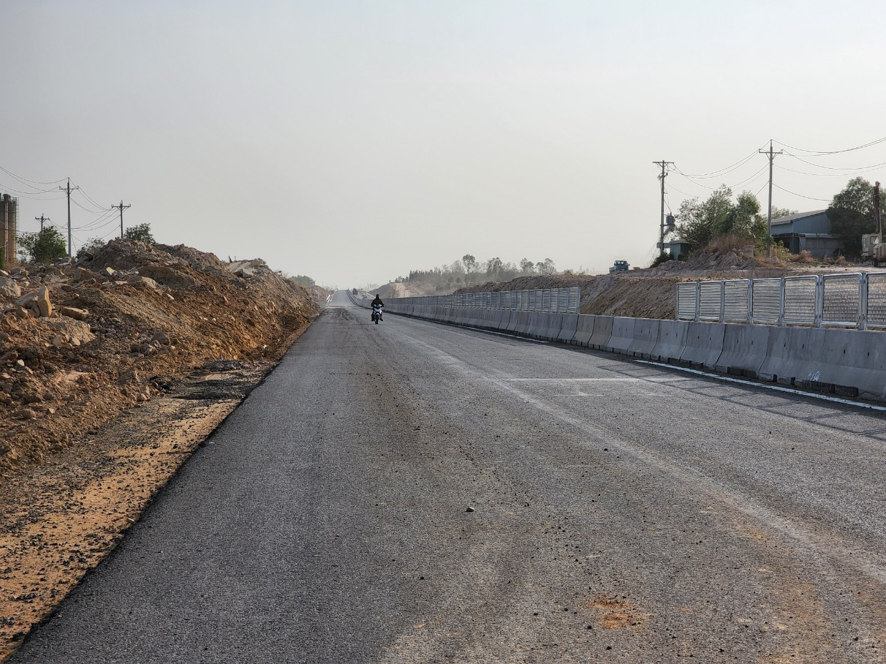 Tuy nhiên, hiện tại, nhiều đoạn trên cao tốc Vĩnh Hảo - Phan Thiết còn chưa lắp hộ lan. Tuy nhiên, hiện tại, nhiều đoạn trên cao tốc Vĩnh Hảo - Phan Thiết còn chưa lắp hộ lan.