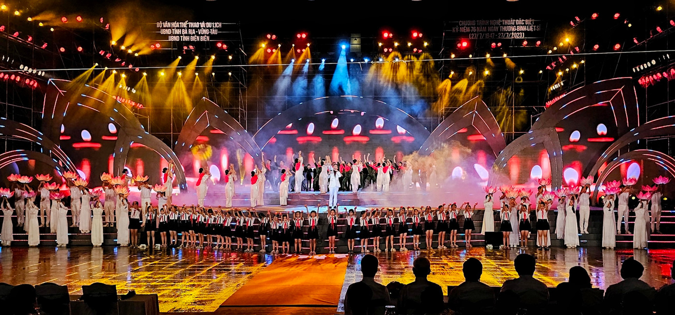 Mạch tri ân, tưởng nhớ, nguyện cầu bình an, trân trọng giá trị của độc lập tự do và hướng tới tương lai xuyên suốt chương trình.