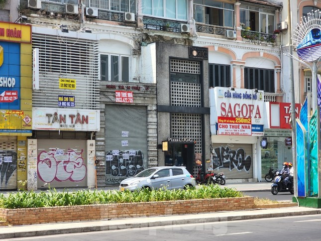 Nhiều mặt bằng cửa đóng then cài, dán bảng cho thuê trên đường Lê Lợi, đoạn ngay gần chợ Bến Thành, quận 1, TPHCM.