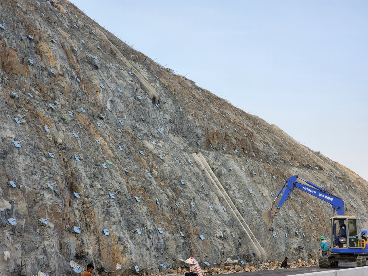 Hiện tại, công nhân đang tất bật thi công taluy chống sạt lở. Hiện tại, công nhân đang tất bật thi công taluy chống sạt lở.