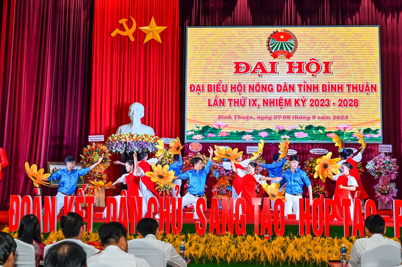 Đại hội cũng bầu 27 người và Ban Chấp hành nhiệm kỳ mới và bầu 13 người đi dự Đại hội đại biểu Hội Nông dân toàn quốc sắp tới. Ảnh: Báo Bình Thuận. Đại hội cũng bầu 27 người và Ban Chấp hành nhiệm kỳ mới và bầu 13 người đi dự Đại hội đại biểu Hội Nông dân toàn quốc sắp tới. Ảnh: Báo Bình Thuận.