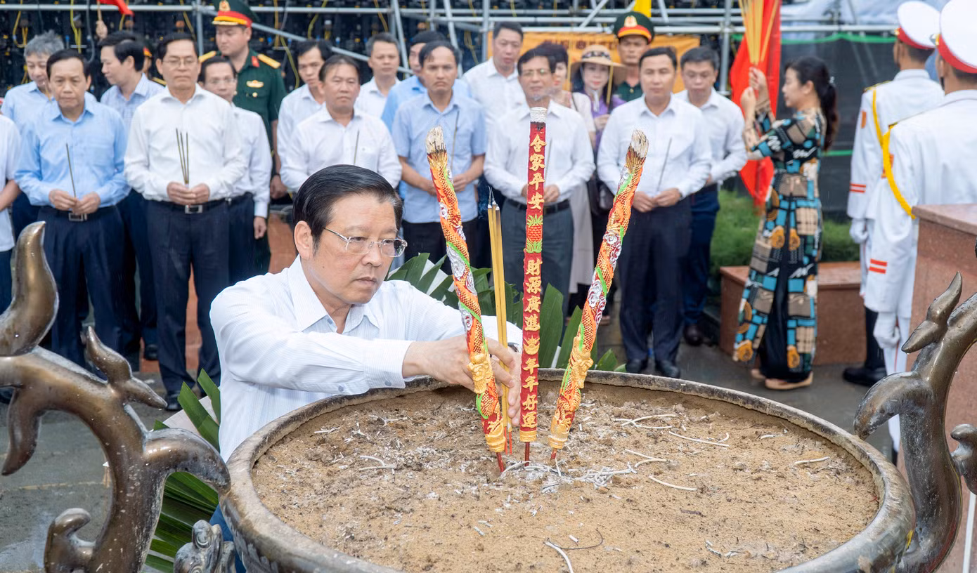 Ủy viên Bộ Chính trị, Bí thư Trung ương Đảng, Trưởng ban Nội chính Trung ương Phan Đình Trạc dâng hương tưởng nhớ các Anh hùng liệt sĩ, đồng bào yêu nước tại Đài Tưởng niệm Nghĩa trang Hàng Dương, ngày 14/7/2023. Ảnh: Báo Bà Rịa - Vũng Tàu. Ủy viên Bộ Chính trị, Bí thư Trung ương Đảng, Trưởng ban Nội chính Trung ương Phan Đình Trạc dâng hương tưởng nhớ các Anh hùng liệt sĩ, đồng bào yêu nước tại Đài Tưởng niệm Nghĩa trang Hàng Dương, ngày 14/7/2023. Ảnh: Báo Bà Rịa - Vũng Tàu.