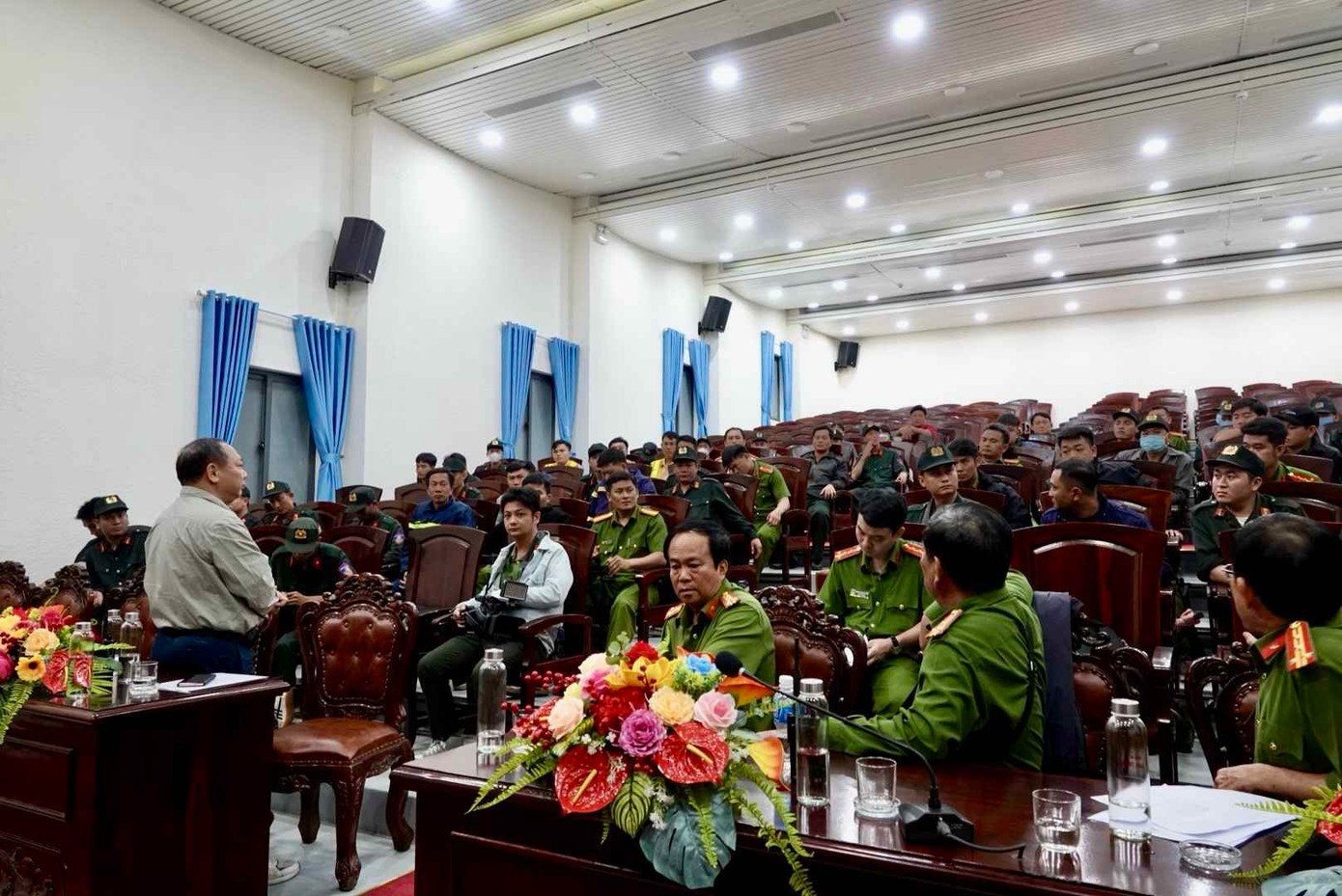 Đại tá Lê Quang Nhân - Giám đốc Công an tỉnh Bình Thuận (người đang đứng) chỉ đạo các lực lượng trong Ban chuyên án trước giờ xuất kích.