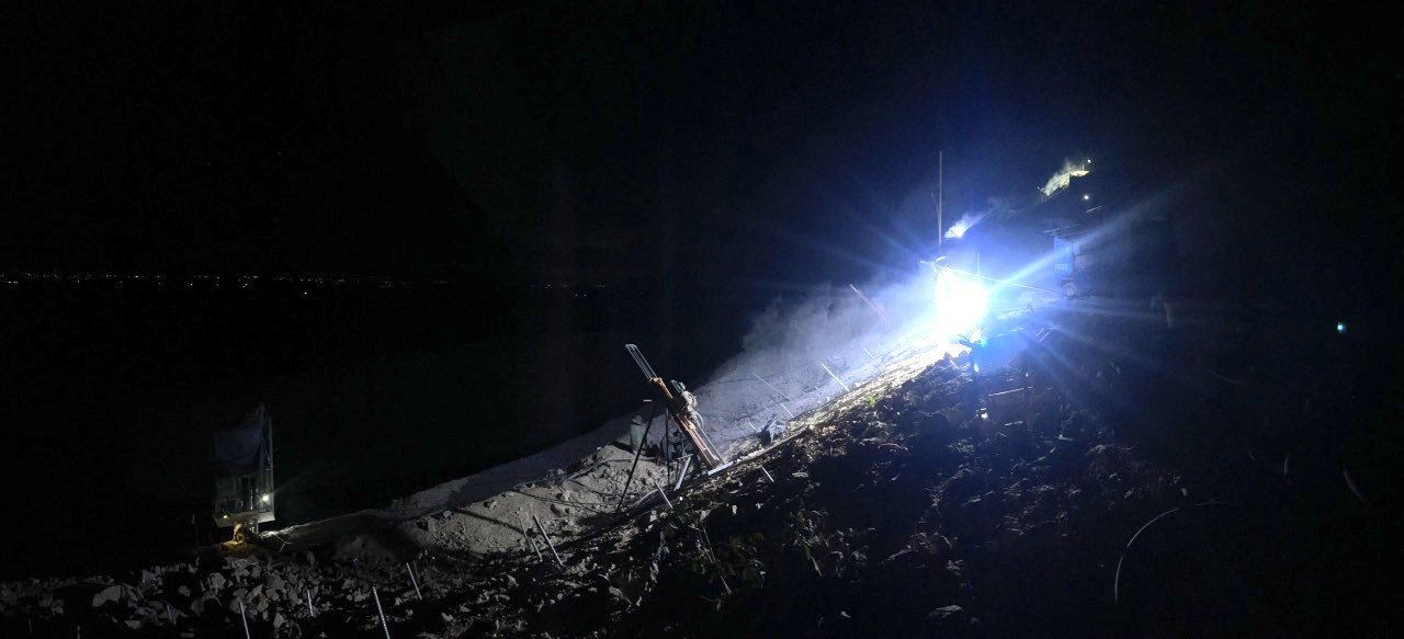 Công nhân chong đèn san gạt đất, tạo hệ thống rãnh thoát nước dọc tuyến cao tốc. Công nhân chong đèn san gạt đất, tạo hệ thống rãnh thoát nước dọc tuyến cao tốc.