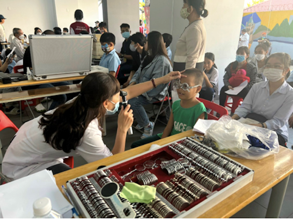 Chương trình khám sức khoẻ và chữa bệnh hơn 4.000 trẻ mồ côi, người khuyết tật, sinh viên và người nghèo.