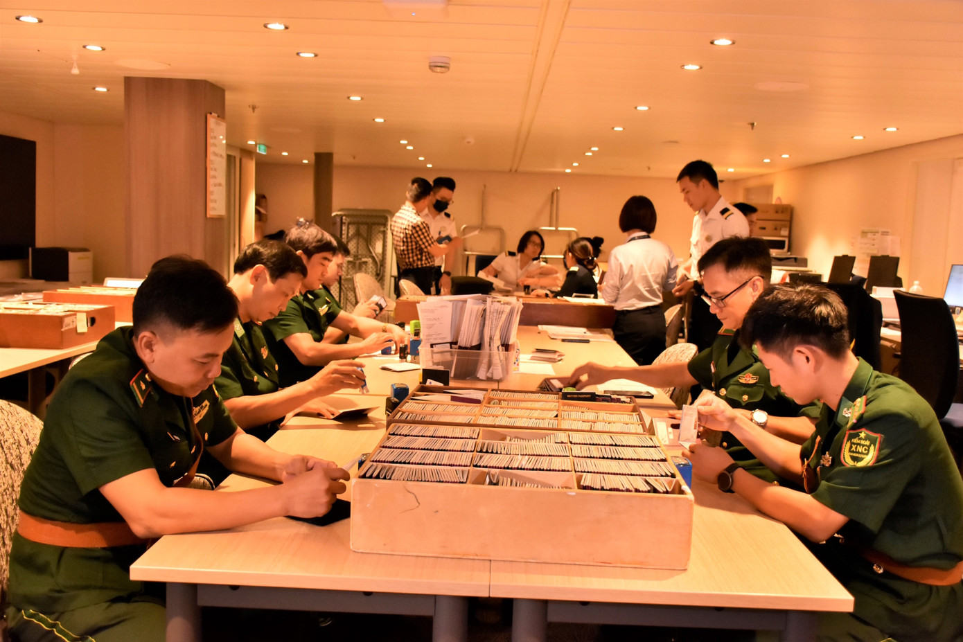 Lực lượng Ban Chỉ huy Biên phòng Cửa khẩu Cảng Bà Rịa - Vũng Tàu đóng dấu thẻ đi bờ cho du khách. Lực lượng Ban Chỉ huy Biên phòng Cửa khẩu Cảng Bà Rịa - Vũng Tàu đóng dấu thẻ đi bờ cho du khách.