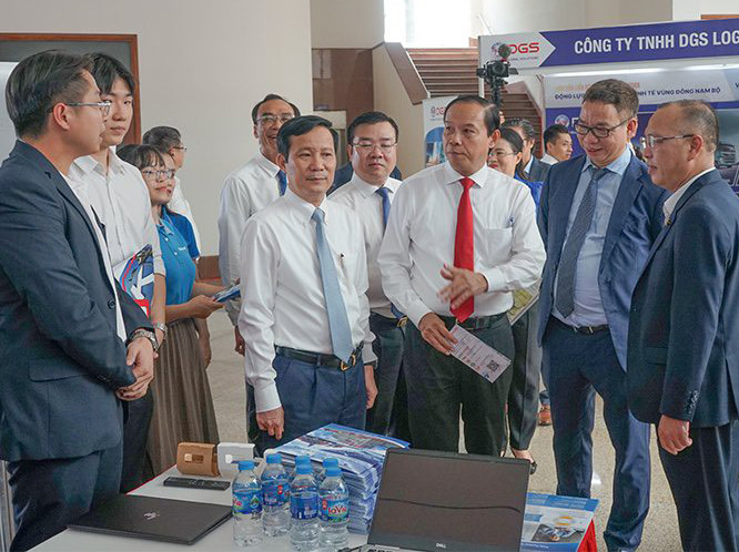 Lãnh đạo tỉnh Bà Rịa-Vũng Tàu và VVCI thăm gian hàng trong khuôn khổ diễn đàn &quot;Liên kết phát triển Logistics - Động lực tăng trưởng kinh tế vùng Đông Nam Bộ&quot;.