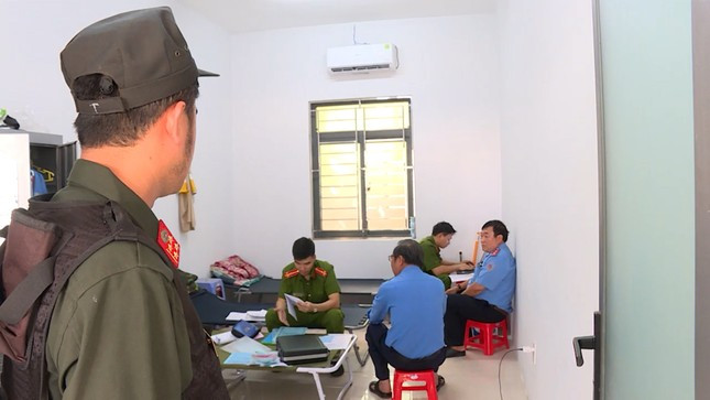 Công an khám xét nơi nghỉ trưa của các thanh tra giao thông.