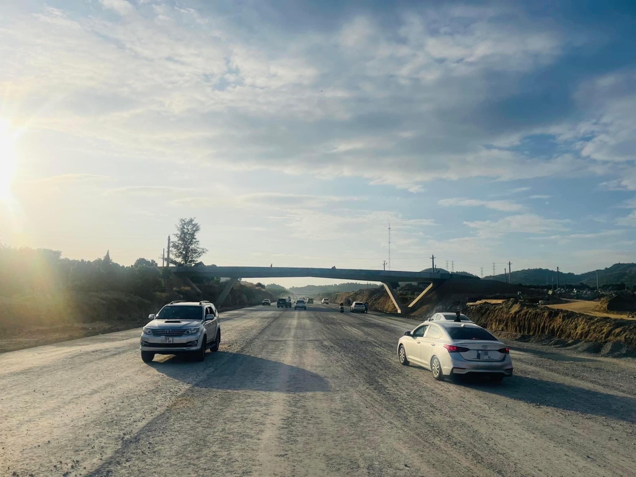 Rất nhiều ô tô, xe khách tràn vào tuyến cao tốc Phan Thiết - Dầu Giây. Ảnh: Internet. Rất nhiều ô tô, xe khách tràn vào tuyến cao tốc Phan Thiết - Dầu Giây. Ảnh: Internet.