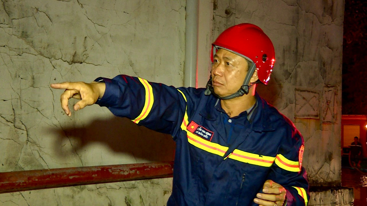 Đại tá Nguyễn Anh Hùng - Phó Giám đốc Công an tỉnh Bà Rịa - Vũng Tàu có mặt tại hiện trường chỉ đạo triển khai các phương án chữa cháy, cứu nạn.