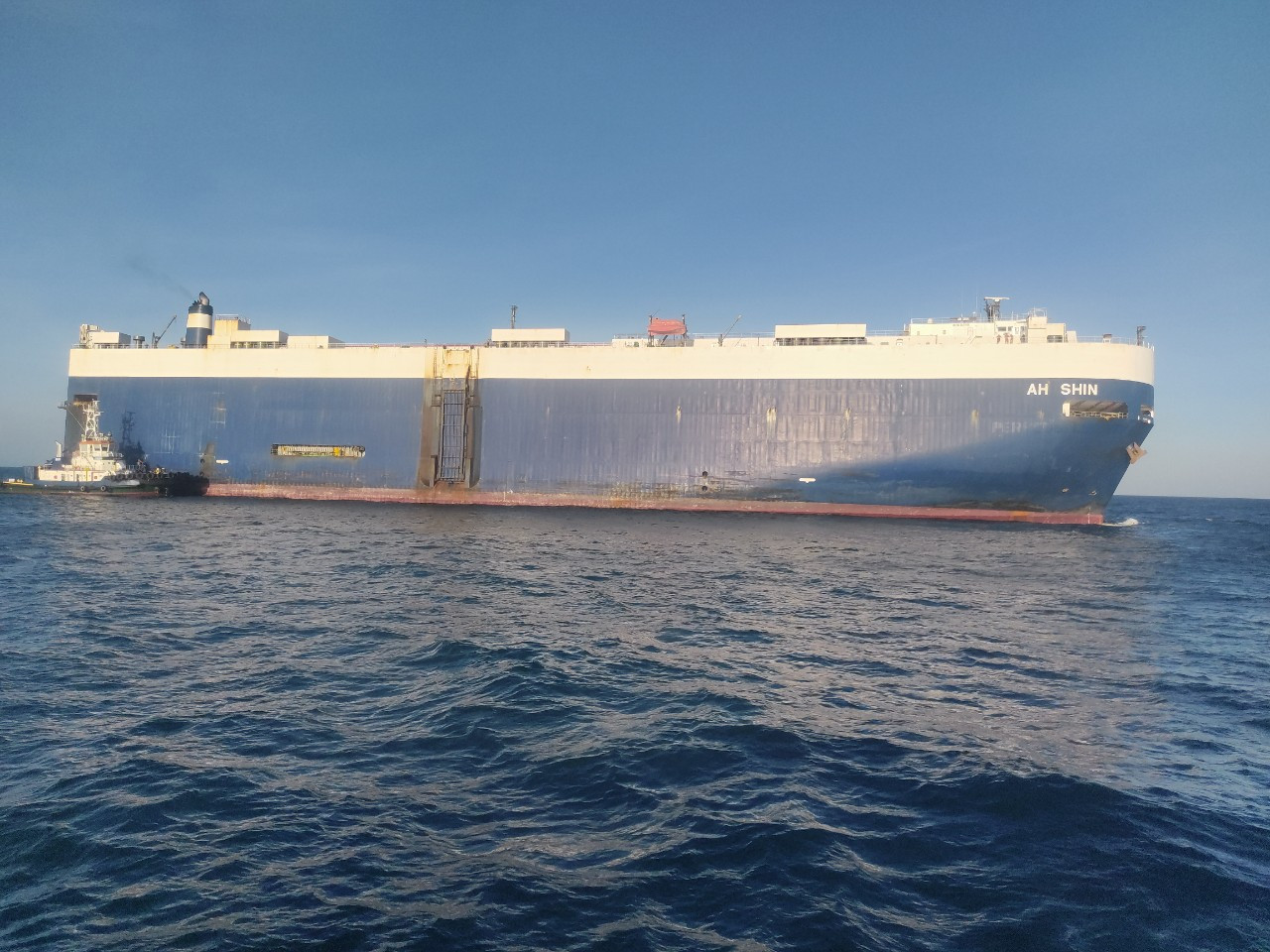 Tiếp đó, lực lượng Bộ đội Biên phòng Bà Rịa - Vũng Tàu cũng nhận được thông tin từ Cảng vụ Hàng hải Bình Thuận về việc tàu AH SHIN phát cháy khi đi ngang qua vùng biển Bình Thuận. Sau đó, tàu chuyển hướng, hành trình về phía cảng biển Bà Rịa -Vũng Tàu để xử lý đám cháy và khắc phục hậu quả. Tiếp đó, lực lượng Bộ đội Biên phòng Bà Rịa - Vũng Tàu cũng nhận được thông tin từ Cảng vụ Hàng hải Bình Thuận về việc tàu AH SHIN phát cháy khi đi ngang qua vùng biển Bình Thuận. Sau đó, tàu chuyển hướng, hành trình về phía cảng biển Bà Rịa -Vũng Tàu để xử lý đám cháy và khắc phục hậu quả.