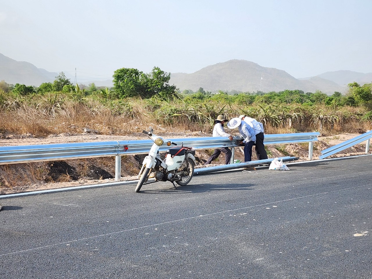 Công nhân đang lắp hộ lan trên cao tốc Vĩnh Hảo - Phan Thiết. Công nhân đang lắp hộ lan trên cao tốc Vĩnh Hảo - Phan Thiết.