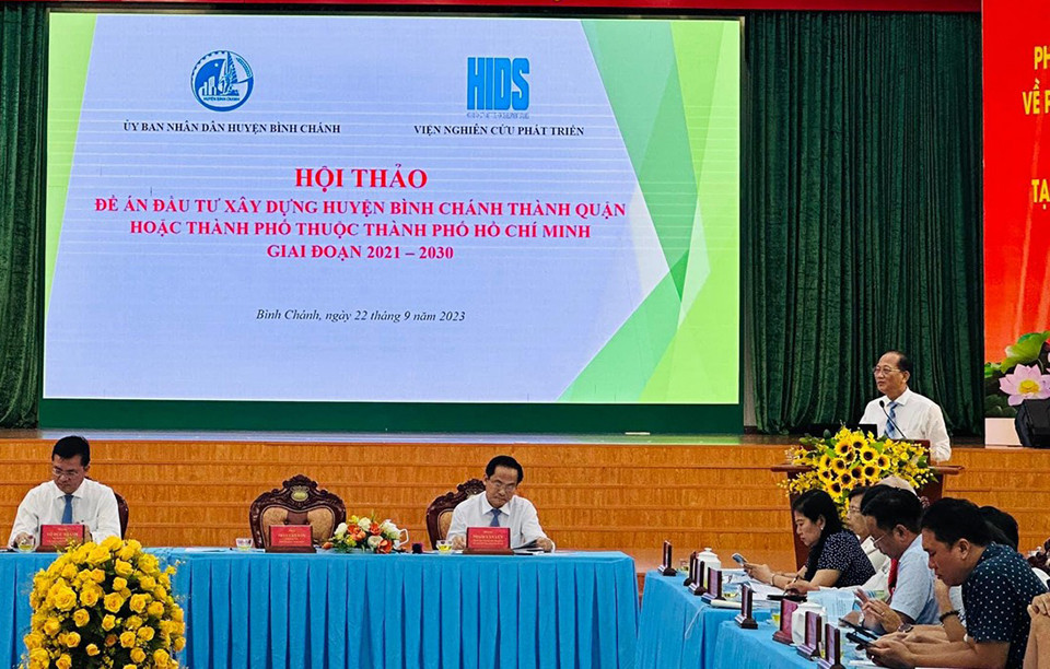 Ông Trần Văn Nam, Bí thư Huyện uỷ Bình Chánh phát biểu tại hội thảo.