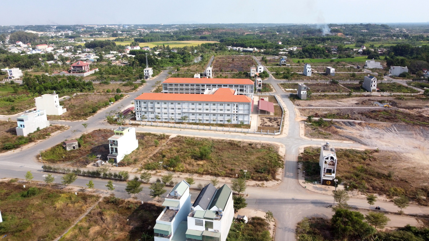 TPHCM đã giải quyết cấp được 1.579.274 giấy chứng nhận quyền sử dụng đất, quyền sở hữu nhà ở và tài sản khác gắn liền với đất. TPHCM đã giải quyết cấp được 1.579.274 giấy chứng nhận quyền sử dụng đất, quyền sở hữu nhà ở và tài sản khác gắn liền với đất.