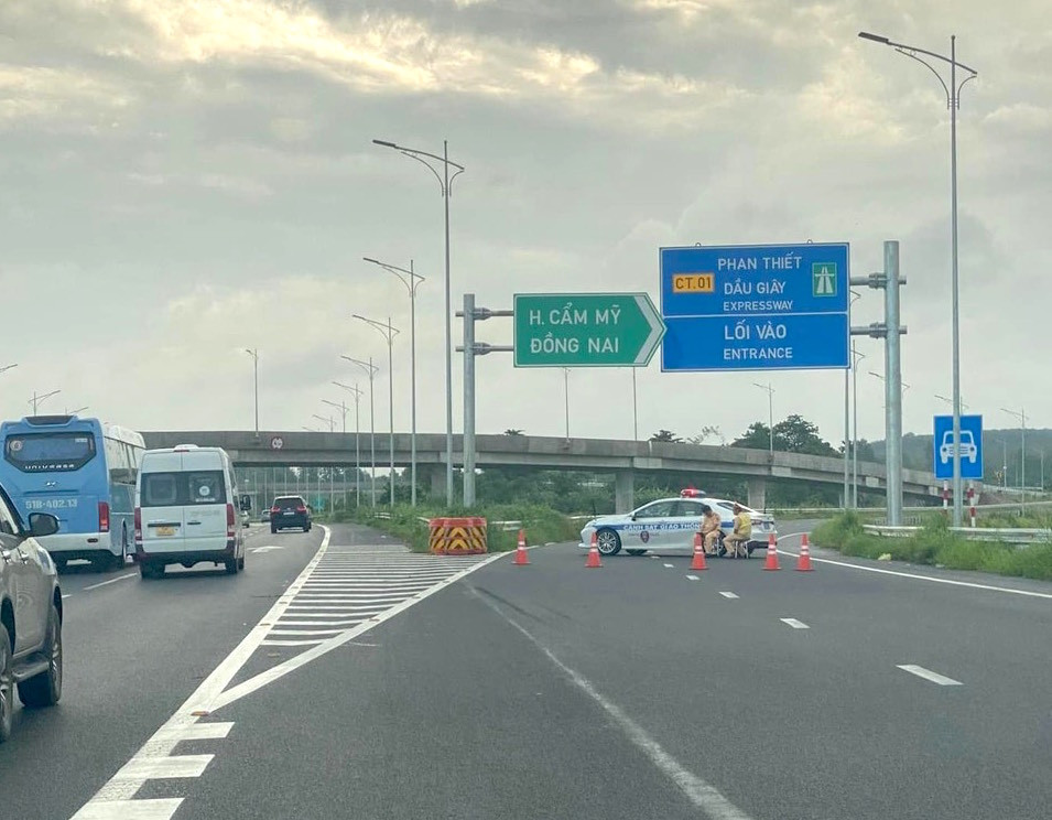 Cảnh sát giao thông chặn hướng lưu thông vào cao tốc Phan Thiết - Dầu Giây sáng nay. Ảnh: I.T.