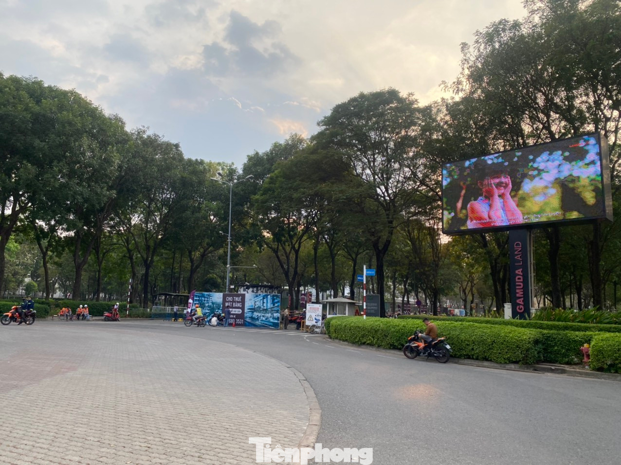 Vướng mắc lớn nhất của dự án hiện nay là việc UBND TPHCM yêu cầu chủ đầu tư mới là Gamuda Land đóng phần thuế hơn 400 tỷ đồng do doanh nghiệp không trực tiếp chi trả tiền bồi thường, hỗ trợ tái định cư mà chỉ mua lại cổ phần nên không được khấu trừ chi phí bồi thường, tái định cư vào tiền sử dụng đất, thuê đất dự án...