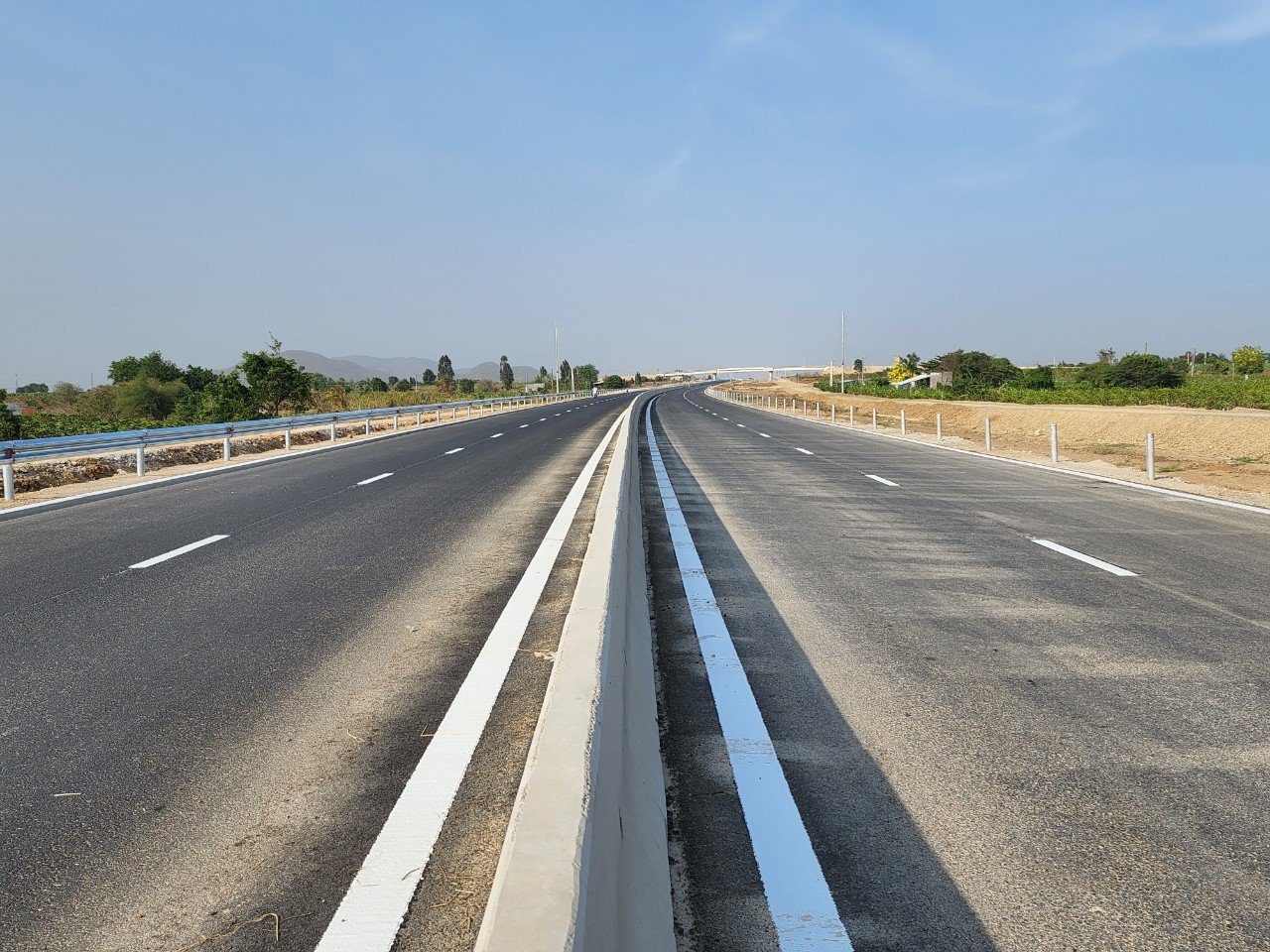 Quá trình triển khai dự án cao tốc Vĩnh Hảo - Phan Thiết gặp phải nhiều khó khăn do nguồn vật liệu, biến động giá, thời tiết bất lợi, dịch bệnh COVID-19. Quá trình triển khai dự án cao tốc Vĩnh Hảo - Phan Thiết gặp phải nhiều khó khăn do nguồn vật liệu, biến động giá, thời tiết bất lợi, dịch bệnh COVID-19.