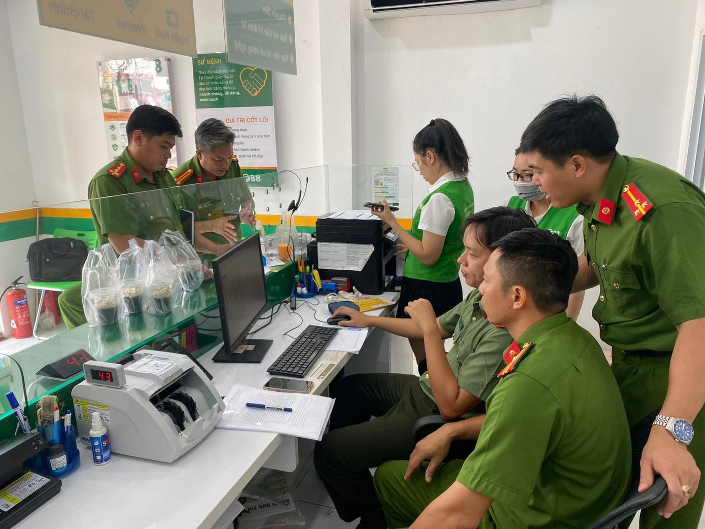 Công an tỉnh Bà Rịa - Vũng Tàu thực hiện việc kiểm tra thực tế đối với các hồ sơ, hợp đồng trong hoạt động cho vay.