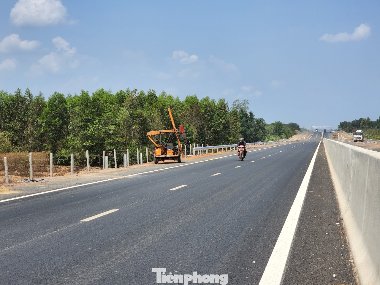 Cụ thể, trên cao tốc Phan Thiết - Dầu Giây có rất nhiều đoạn hộ lan chưa được lắp đặt. Cụ thể, trên cao tốc Phan Thiết - Dầu Giây có rất nhiều đoạn hộ lan chưa được lắp đặt.