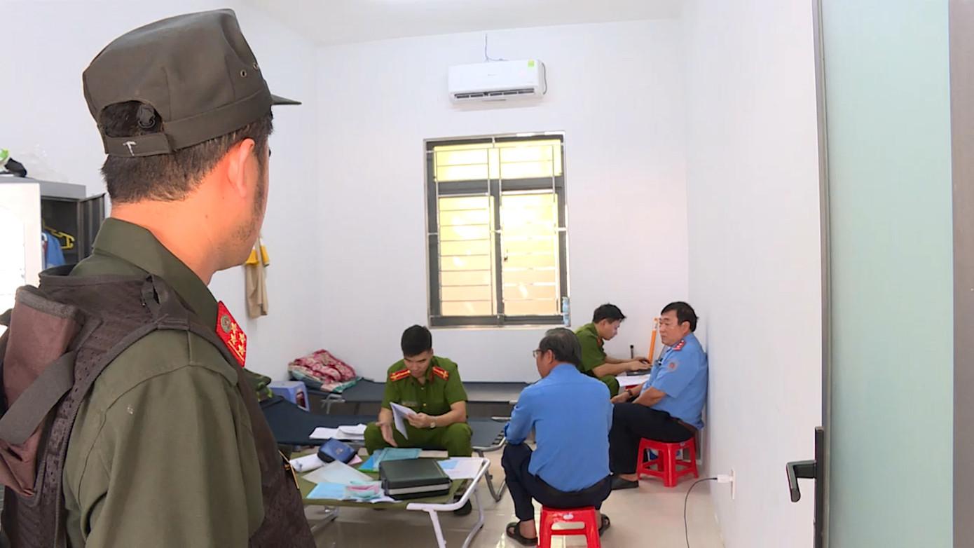 Công an khám xét nơi nghỉ trưa của các thanh tra giao thông. Công an khám xét nơi nghỉ trưa của các thanh tra giao thông.