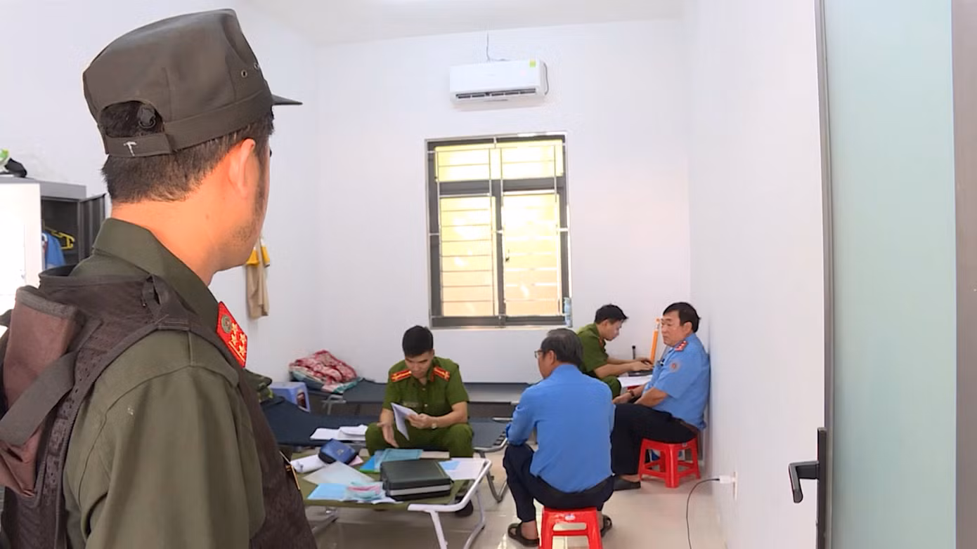 Công an khám xét nơi nghỉ trưa của các thanh tra giao thông. Công an khám xét nơi nghỉ trưa của các thanh tra giao thông.