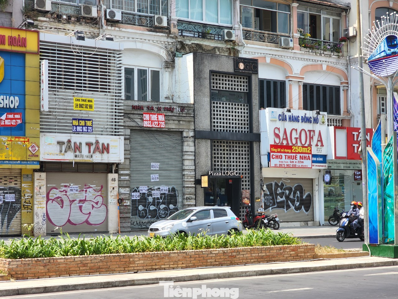 Nhiều mặt bằng cửa đóng then cài, dán bảng cho thuê trên đường Lê Lợi - đoạn ngay gần chợ Bến Thành (quận 1).