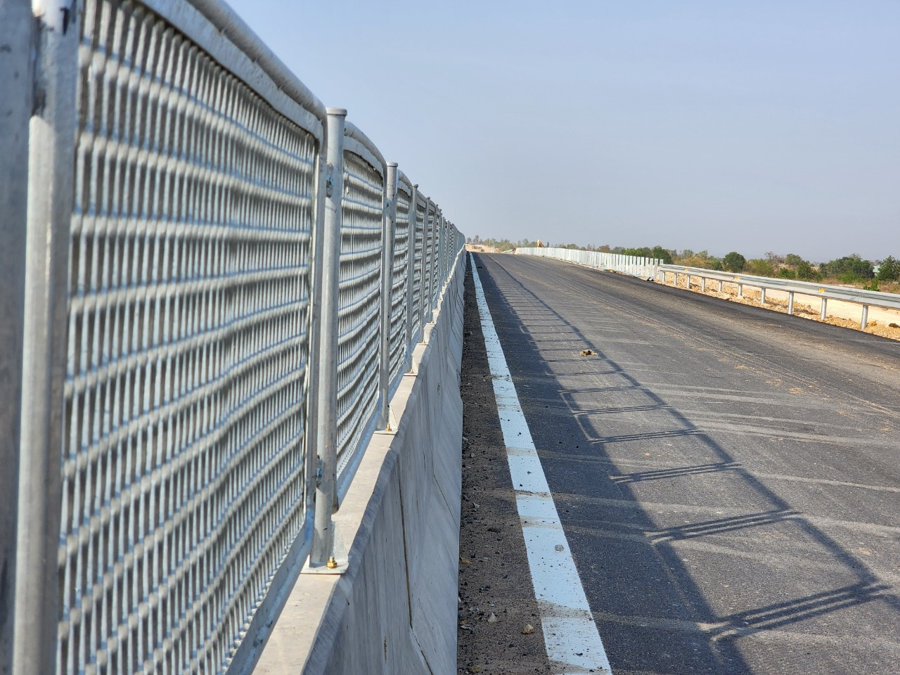 Một đoạn cao tốc Vĩnh Hảo - Phan Thiết đã thi công hoàn chỉnh, đang đợi kẻ vạch sơn đường. Một đoạn cao tốc Vĩnh Hảo - Phan Thiết đã thi công hoàn chỉnh, đang đợi kẻ vạch sơn đường.