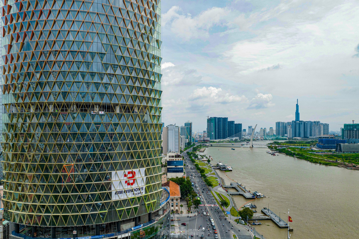 Cao ốc Saigon One Tower có vị trí đắc địa bậc nhất Sài Gòn. Cao ốc Saigon One Tower có vị trí đắc địa bậc nhất Sài Gòn.