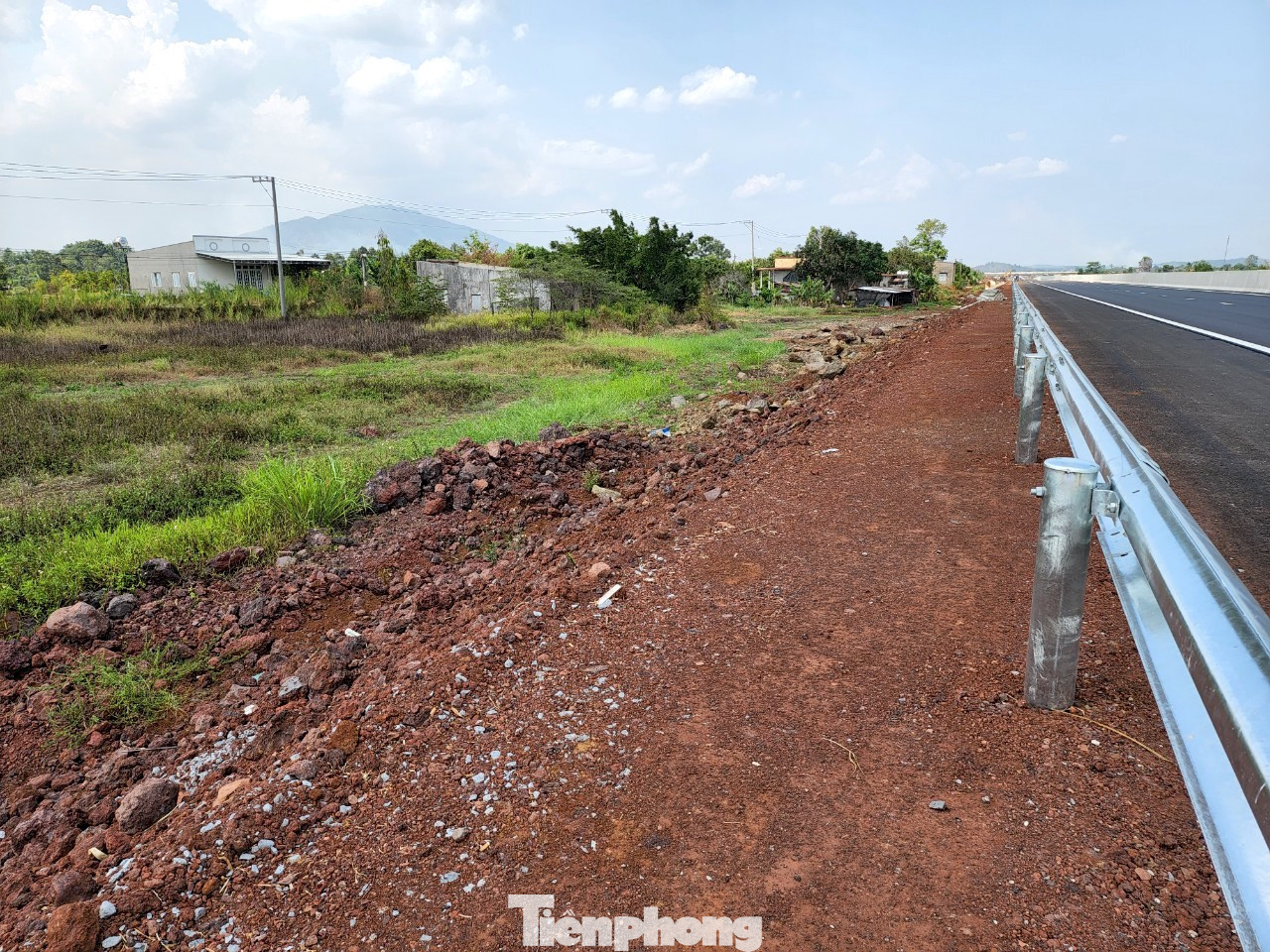 Một đoạn cao tốc đang thiếu hàng rào bảo vệ. Một đoạn cao tốc đang thiếu hàng rào bảo vệ.