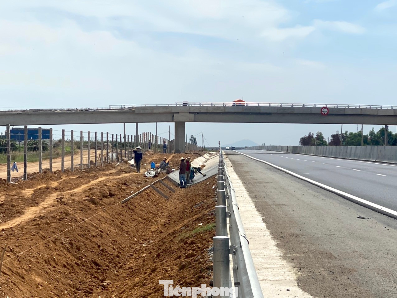 Trong ảnh, công nhân đang thi công hệ thống thoát nước cho cao tốc. Trong ảnh, công nhân đang thi công hệ thống thoát nước cho cao tốc.