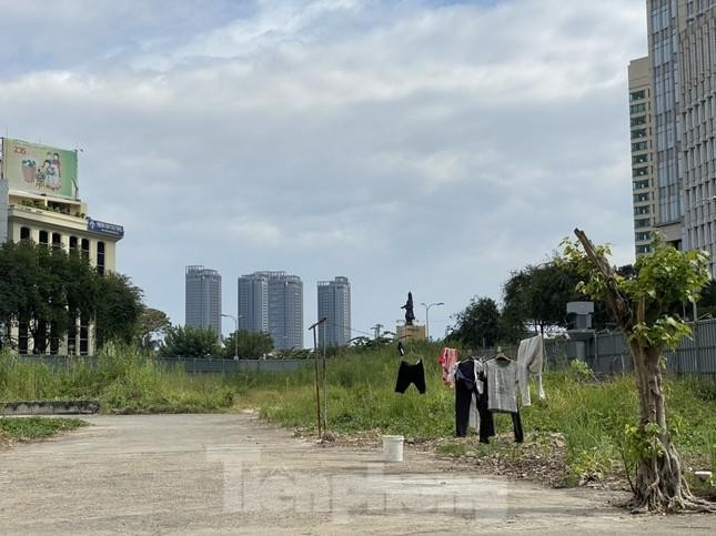 Khu đất “vàng” số 2-4-6 Hai Bà Trưng (quận 1, TPHCM) liên quan đến vụ án biến đất công thành đất tư được TAND Cấp cao tại Hà Nội xét xử phúc thẩm vào tháng 1/2022. Ngày 11/10/2022, Trung tâm phát triển quỹ đất thuộc Sở Tài nguyên Môi trường TPHCM đã tiếp nhận khu đất số 2-4-6 Hai Bà Trưng từ Cục Thi hành án dân sự TPHCM cùng Viện KSND TPHCM. Khu đất “vàng” số 2-4-6 Hai Bà Trưng (quận 1, TPHCM) liên quan đến vụ án biến đất công thành đất tư được TAND Cấp cao tại Hà Nội xét xử phúc thẩm vào tháng 1/2022. Ngày 11/10/2022, Trung tâm phát triển quỹ đất thuộc Sở Tài nguyên Môi trường TPHCM đã tiếp nhận khu đất số 2-4-6 Hai Bà Trưng từ Cục Thi hành án dân sự TPHCM cùng Viện KSND TPHCM.