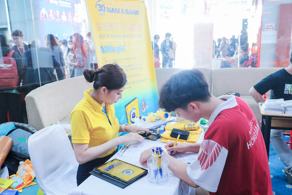 Các sinh viên HIU được gặp gỡ trực tiếp các doanh nghiệp, nhà tuyển dụng để giao lưu và ứng tuyển làm việc ngay khi còn ngồi trên ghế nhà trường.