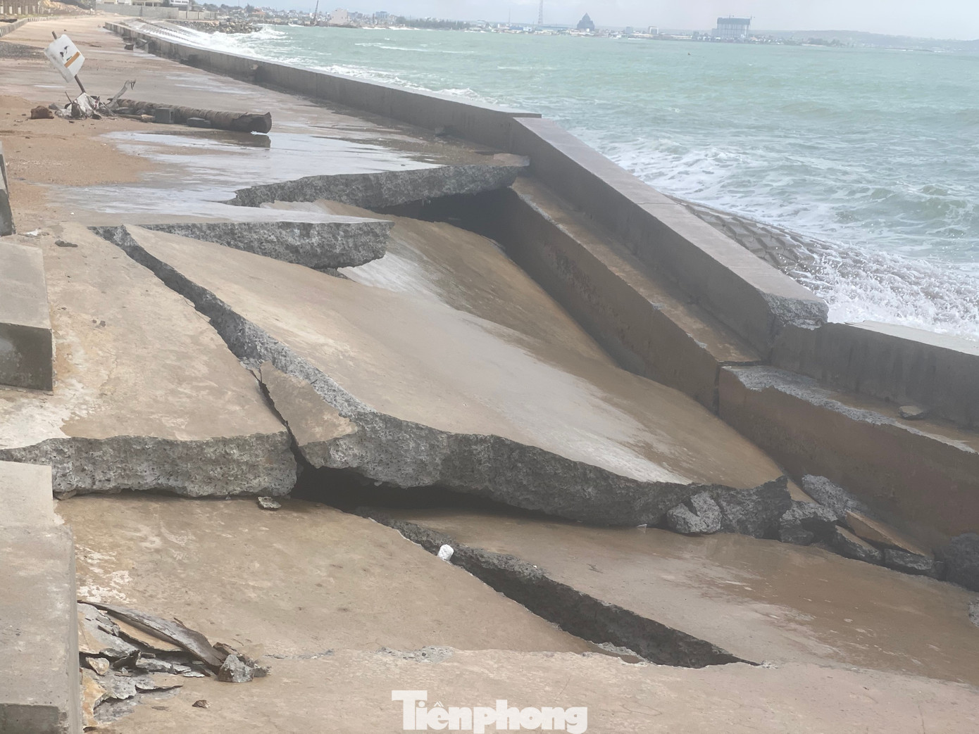 Dự án kè chống sạt lở xây sai vị trí ở khu phố 5 phường Đức Long và thôn Tiến Đức, xã Tiến Thành, Phan Thiết trị giá 30 tỷ đồng bị sụt lún, nứt gẫy sau một thời gian đưa vào sử dụng. Ảnh: H.T. Dự án kè chống sạt lở xây sai vị trí ở khu phố 5 phường Đức Long và thôn Tiến Đức, xã Tiến Thành, Phan Thiết trị giá 30 tỷ đồng bị sụt lún, nứt gẫy sau một thời gian đưa vào sử dụng. Ảnh: H.T.