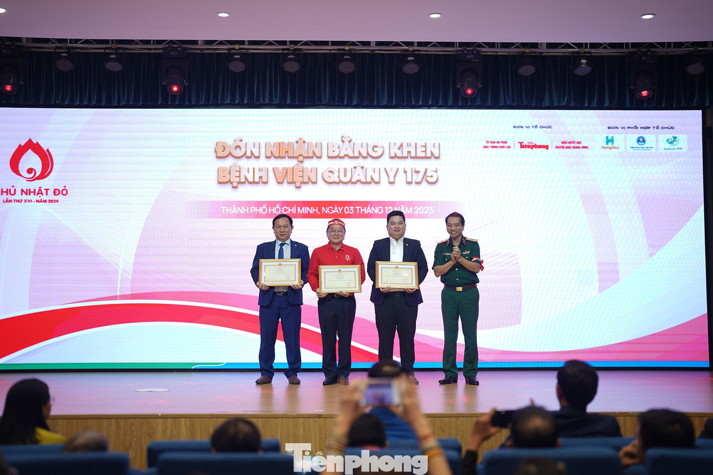 Thiếu tướng - Thầy thuốc ưu tú Trần Quốc Việt - Giám đốc Bệnh viện Quân Y 175 trao bằng khen cho Nhà báo Lê Xuân Sơn, bà Huỳnh Thanh - Giám đốc Điều hành Công ty Cổ phần Phát triển Hùng Hậu, ông Trần Minh Hậu - Giám đốc Điều hành Thường trực Trường Đại học Văn Hiến. Thiếu tướng - Thầy thuốc ưu tú Trần Quốc Việt - Giám đốc Bệnh viện Quân Y 175 trao bằng khen cho Nhà báo Lê Xuân Sơn, bà Huỳnh Thanh - Giám đốc Điều hành Công ty Cổ phần Phát triển Hùng Hậu, ông Trần Minh Hậu - Giám đốc Điều hành Thường trực Trường Đại học Văn Hiến.