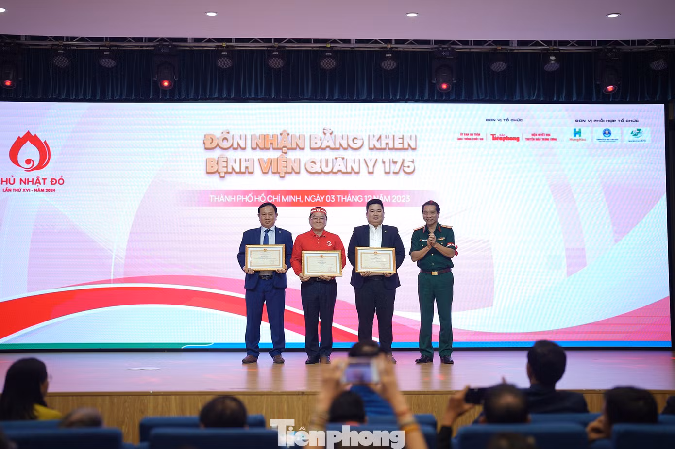 Thiếu tướng - Thầy thuốc ưu tú Trần Quốc Việt - Giám đốc Bệnh viện Quân Y 175 trao bằng khen cho Nhà báo Lê Xuân Sơn, bà Huỳnh Thanh - Giám đốc Điều hành Công ty Cổ phần Phát triển Hùng Hậu, ông Trần Minh Hậu - Giám đốc Điều hành Thường trực Trường Đại học Văn Hiến.