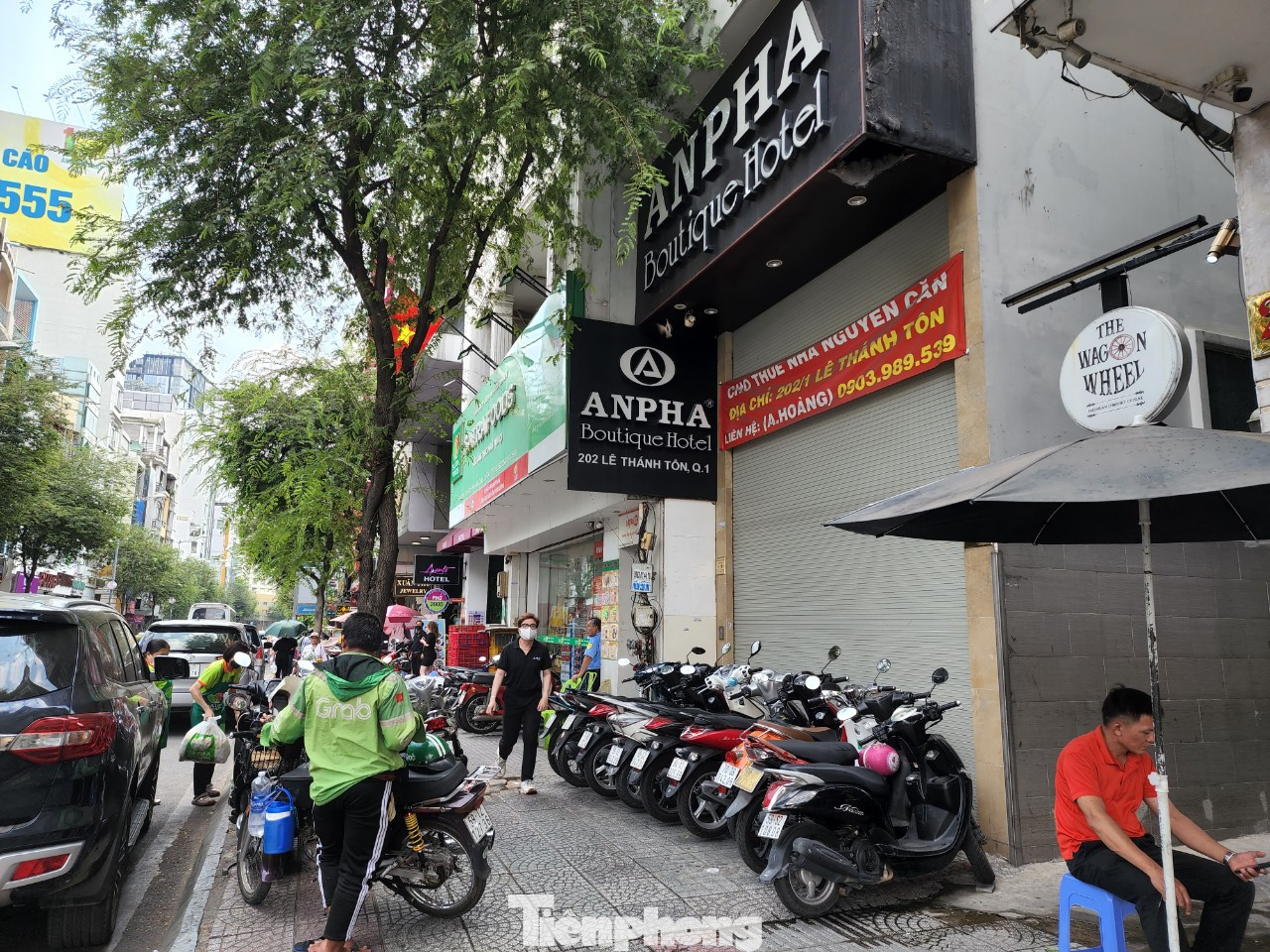 Khách sạn Anpha Boutique (đường Lê Thánh Tôn, quận 1) đã đóng cửa và dán bảng cho thuê nhiều tháng nay. Một người xưng là chủ nhà nói muốn cho thuê với giá 18.000 USD/tháng và còn có thể thương lượng.